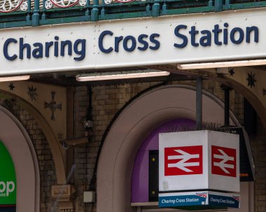 Londra, İngiltere - 23 Mart 2023: Charing Cross İstasyonu Londra, İngiltere.