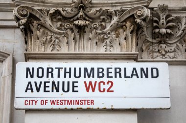 Londra, İngiltere - 23 Mart 2023: Londra, İngiltere 'de Northumberland Bulvarı sokak tabelasına yakın çekim.