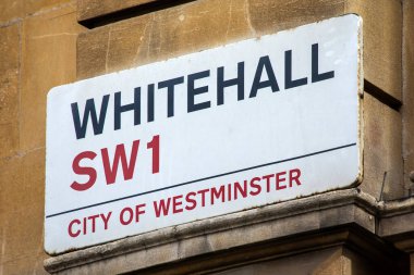 Londra, İngiltere - 23 Mart 2023: Westminster, Londra, İngiltere 'deki Whitehall' da sokak tabelası.