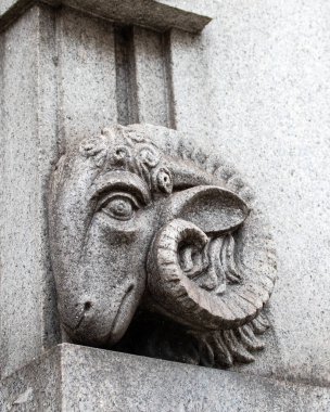 Londra, İngiltere - 23 Mart 2023: Westminster, Londra, İngiltere 'de Whitehall' daki bir binanın dış tarafında bir Ram heykelinin yakın çekimi.