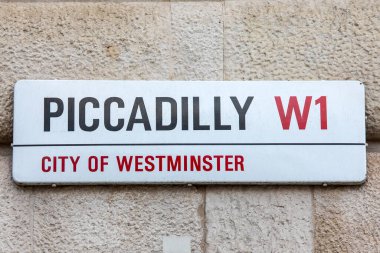 Londra, İngiltere - 23 Mart 2023: Londra, İngiltere 'deki Westminster şehrinde bulunan Piccadilly için bir sokak tabelasına yakın çekim.