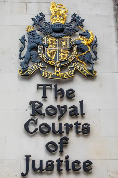 Londra, İngiltere - 23 Mart 2023: The Royal Court of Justice 'in dış sayfasında imzalanacak, Londra, İngiltere' de The Strand 'da yer alacak..