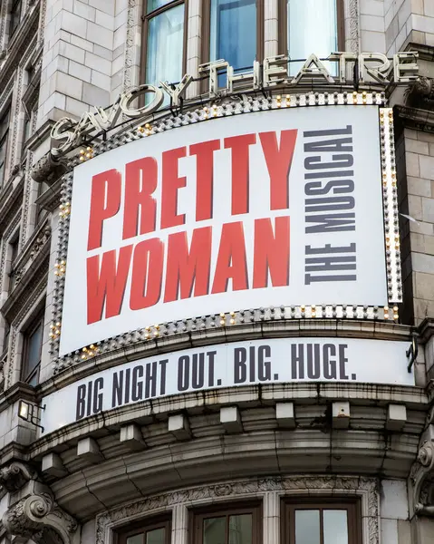 Londra, İngiltere - 23 Mart 2023: Londra, İngiltere 'deki Savoy Tiyatrosu' nun dış tarafında Pretty Woman The Musical için bir reklam panosu.