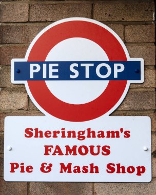 Norfolk, İngiltere - 16 Aralık 2023: Pie Stop 'un dış cephesinde Sheringhams' ın Norfolk, İngiltere 'deki kıyı kasabası Sheringham' daki ünlü Pie and Mash dükkanı imzalandı.