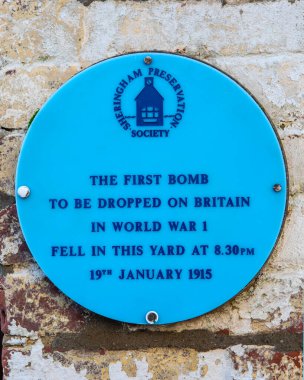 Norfolk, İngiltere - 16 Aralık 2023: Norfolk 'taki sahil kenti Sheringham' da 1. Dünya Savaşı 'nda İngiltere' ye ilk bombanın atıldığı yeri gösteren bir plaket.