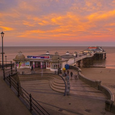Norfolk, İngiltere - 16 Aralık 2023: İngiltere 'nin Norfolk kentindeki Cromer Pier sahil kasabasının alacakaranlıktaki görüntüsü.