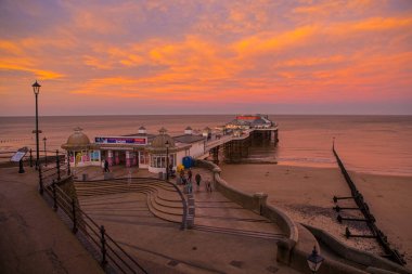 Norfolk, İngiltere - 16 Aralık 2023: İngiltere 'nin Norfolk kentindeki Cromer Pier sahil kasabasının alacakaranlıktaki görüntüsü.