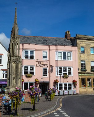 Somerset, İngiltere - 13 Eylül 2023: Somerset, İngiltere 'nin güzel Glastonbury kasabasındaki Market Place' de bulunan tarihi Pazar Haçı manzarası.  