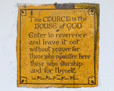 Somerset, İngiltere 'nin tarihi Glastonbury kasabasındaki Aziz John Kilisesi' nin girişinde bir plaket..