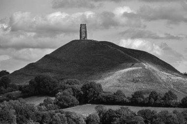 Somerset, İngiltere - 13 Eylül 2023: Somerset, İngiltere 'deki güzel Glastonbury kasabasındaki Tor manzarası.
