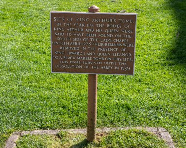 Somerset, İngiltere - 14 Eylül 2023: İngiltere 'nin Somerset kentindeki tarihi Glastonbury Manastırı' nda Kral Arthurs 'un mezarını gösteren bir plaket.