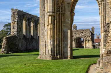 Glastonbury Manastırı 'nın kalıntıları Somerset, İngiltere' deki tarihi Glastonbury kasabasında..