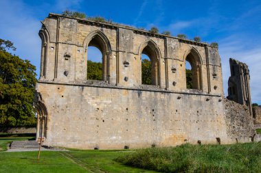 Somerset, İngiltere - 14 Eylül 2023: Glastonbury Abbey 'in tarihi kenti Somerset, İngiltere' deki kalıntıları.