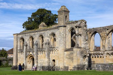 Somerset, İngiltere - 14 Eylül 2023: Glastonbury Abbey 'in tarihi kenti Somerset, İngiltere' deki kalıntıları.