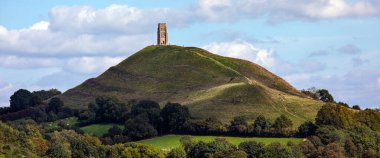 Somerset, İngiltere - 13 Eylül 2023: Somerset, İngiltere 'deki Glastonbury kasabasındaki muhteşem Glastonbury Tor' un panoramik manzarası.