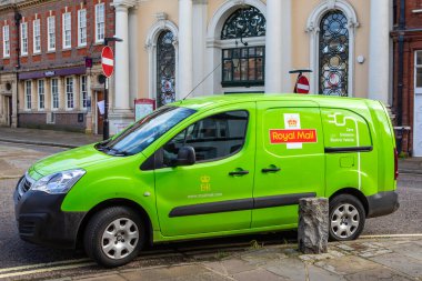 Suffolk, İngiltere - 28 Ekim 2023: Suffolk, İngiltere 'deki Sudbury kasabasındaki Royal Mail Zero Emission Electric Van.