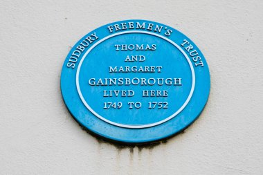 Suffolk, İngiltere - 28 Ekim 2023: Suffolk, İngiltere 'deki Sudbury kasabasında bulunan mavi plaket, sanatçı Thomas Gainsborough' un 1700 'lerin ortalarında eşi Margaret ile birlikte yaşadığı yeri gösteriyor..