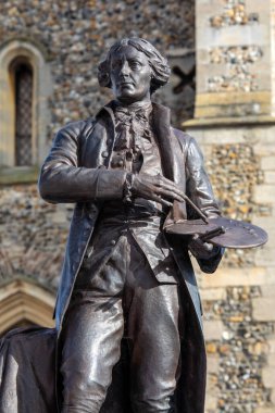 Suffolk, İngiltere - 28 Ekim 2023: Ünlü İngiliz ressam Thomas Gainsborough 'un tarihi Sudbury kasabasında, Suffolk, İngiltere' de doğup yaşadığı heykeli..