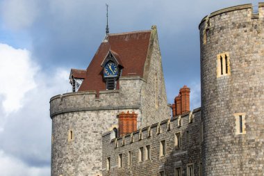 Windsor, İngiltere - 21 Ekim 2023: Berkshire, İngiltere 'deki tarihi Windsor Kalesi' nin sokağa çıkma yasağı kulesi.