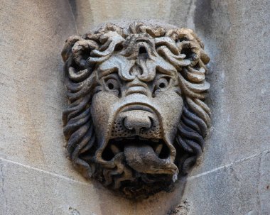 Windsor, İngiltere - 21 Ekim 2023: Berkshire, İngiltere 'deki Windsor Kalesi' nde bir Aslan heykelinin yakın çekimi.