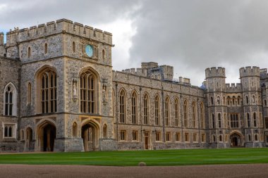 Windsor, İngiltere - 21 Ekim 2023: Avlu boyunca Berkshire, İngiltere 'deki muhteşem Windsor Şatosu' na bakın.