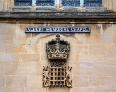 Windsor, İngiltere - 21 Ekim 2023: Albert Anıt Şapeli işareti ve taş heykel İngiltere 'nin Berkshire kentindeki Windsor Şatosu' nda.