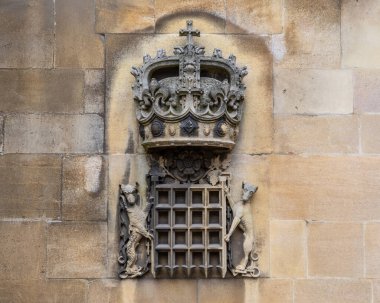 Windsor, İngiltere - 21 Ekim 2023: İngiltere 'nin Berkshire kentindeki Windsor Şatosu' ndaki Albert Memorial Şapeli 'nin dış tarafında bir taş heykelin yakın çekimi.