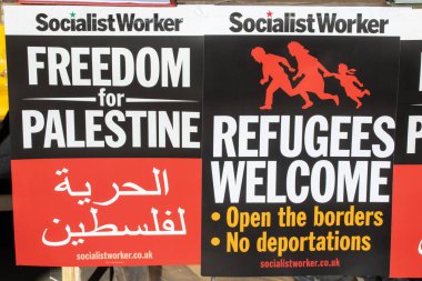 Londra, İngiltere - 11 Kasım 2023: Londra, İngiltere 'deki Filistin yanlısı protesto mitinginde posterler.