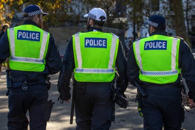 Londra, İngiltere - 11 Kasım 2023: Londra 'nın merkezinde görev yapan üç polis memuru.