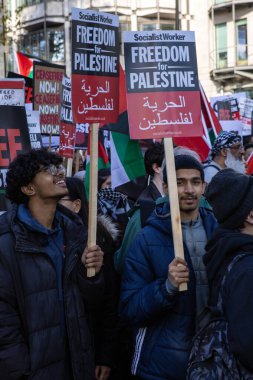 Londra, İngiltere - 11 Kasım 2023: Londra, İngiltere 'deki Filistin yanlısı protesto mitinginde Filistin Özgürlüğü işaretleri tutan protestocular.