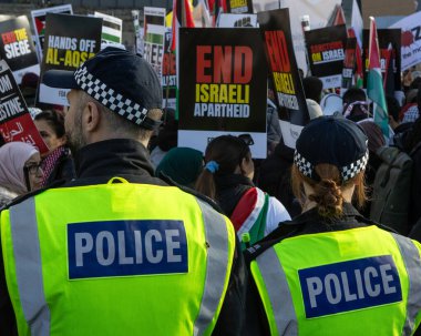 Londra, İngiltere - 11 Kasım 2023: Londra, İngiltere 'deki Filistin yanlısı protesto yürüyüşü sırasında görevli polis memurları.