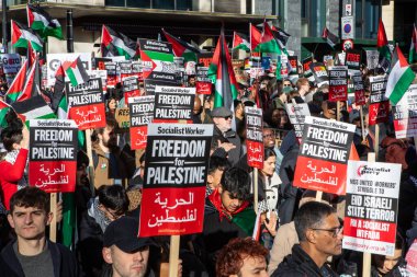 Londra, İngiltere - 11 Kasım 2023: Londra 'nın merkezinde düzenlenen Filistin yanlısı protesto mitinginde protestocular.