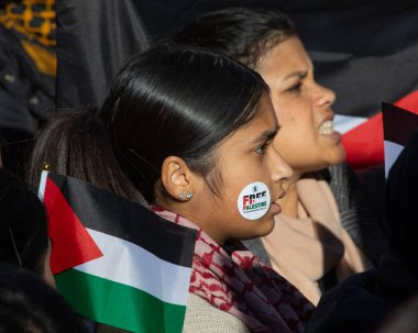Londra, İngiltere - 11 Kasım 2023: Londra 'nın merkezinde düzenlenen Filistin yanlısı protesto mitinginde protestocu.