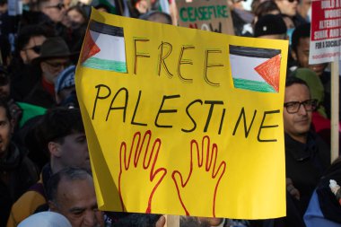 Londra, İngiltere - 11 Kasım 2023: Londra, İngiltere 'deki Filistin yanlısı protesto mitinginde bir protestocu tarafından düzenlenen Özgür Filistin tabelası.