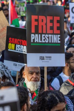 Londra, İngiltere - 11 Kasım 2023: Londra 'nın merkezinde düzenlenen Filistin yanlısı protesto mitinginde protestocu.