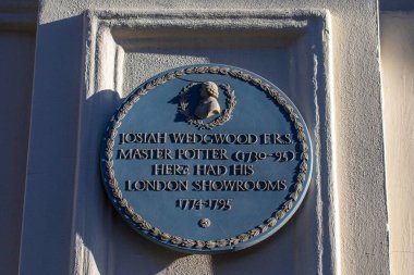 Londra, İngiltere - 15 Ocak 2024: 1700 'lerin sonlarında usta çömlekçi Josiah Wedgwood' un Londra Showroom 'larının bulunduğu Londra, İngiltere' deki Greek Street 'te plaket.