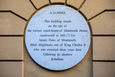 Londra, İngiltere - 15 Ocak 2024: Londra, İngiltere 'deki Batemans Binaları üzerine plaket, Monmouth House' un eski antrenör evinin bir zamanlar bulunduğu yeri gösteriyor.