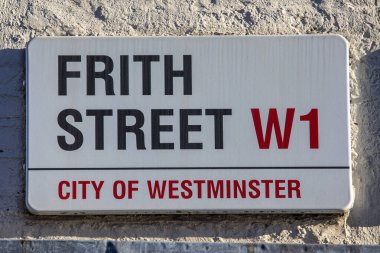 Londra, İngiltere - 15 Ocak 2024: Londra, İngiltere 'nin Soho bölgesinde yer alan Frith Street sokak tabelası.