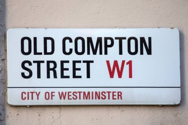 Londra, İngiltere - 15 Ocak 2024: Londra, İngiltere 'nin Soho bölgesinde bulunan Old Compton Street sokak tabelası.