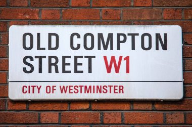 Londra, İngiltere - 15 Ocak 2024: Londra, İngiltere 'nin Soho bölgesinde bulunan Old Compton Street sokak tabelası.