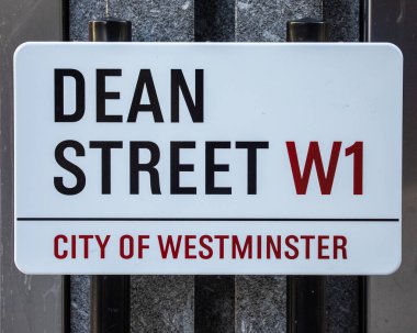Londra, İngiltere - 15 Ocak 2024: Londra, İngiltere 'nin Soho bölgesinde bulunan Dean Caddesi için sokak tabelası.