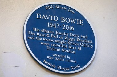 Londra, İngiltere - 15 Ocak 2024: Londra, İngiltere 'de David Bowie' nin ikonik albüm kaydettiği Trident Stüdyolarının yerini gösteren mavi bir plaket. 