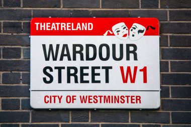 Londra, İngiltere - 15 Ocak 2024: Wardour Caddesi için sokak tabelası, Londra 'nın Soho bölgesinde yer almaktadır..