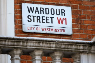 Londra, İngiltere - 15 Ocak 2024: Wardour Caddesi için sokak tabelası, Londra 'nın Soho bölgesinde yer almaktadır..