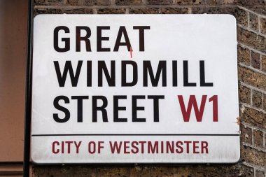 Londra, İngiltere - 15 Ocak 2024: Londra 'nın Soho bölgesindeki Great Windmill Street sokak tabelası.