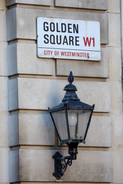 Londra, İngiltere - 15 Ocak 2024: Londra 'daki Golden Square' de bir sokak lambası ve klasik sokak lambası.