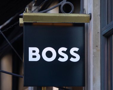 Londra, İngiltere - 15 Ocak 2024: Londra, İngiltere 'deki Regent Caddesi' ndeki mağazalarının dış kısmında Hugo Boss logosunun yakın çekimi.