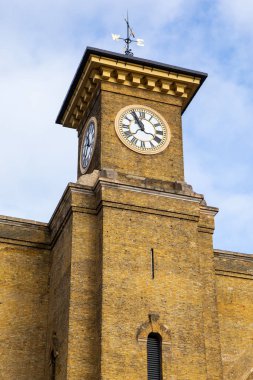 Londra, İngiltere 'deki Kings Cross Tren İstasyonu saat kulesi..