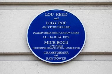 Londra, İngiltere - 5 Şubat 2024: Scala müzik merkezinin dış tarafında, müzik ikonları Lou Reed, Iggy Pop ve Mick Rock 'ı kutlayan mavi bir plaket.