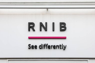 Londra, İngiltere - 5 Şubat 2024: The RNIB - Kraliyet Ulusal Körler Enstitüsü logosu, Londra, İngiltere 'deki merkezlerinin dış kısmında.